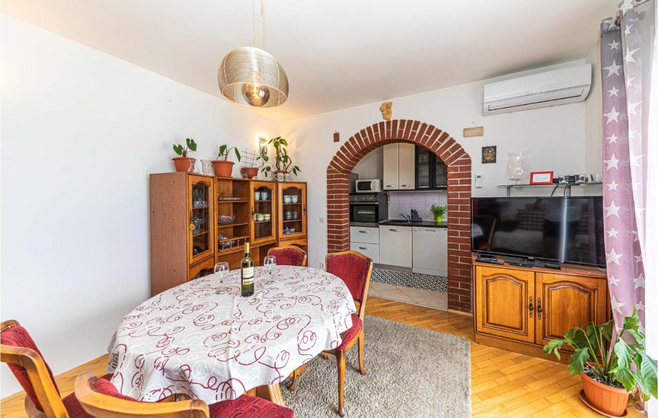 2 Bedroom Beautiful Apartment In Okrug Gornji トロギール エクステリア 写真